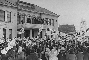 1946년 신탁통치 반대시위가 열린 경교장 앞의 모습 사진